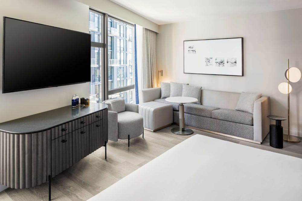 Deluxe Room, 1 King Bed, Accessible (Hearing) - Photo 5