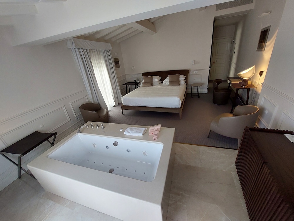 Junior Suite, Bathtub, Garden View