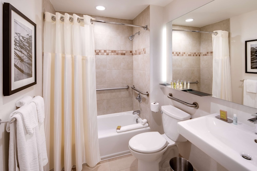 Junior Suite, with Bathtub, Accessible - Photo 5