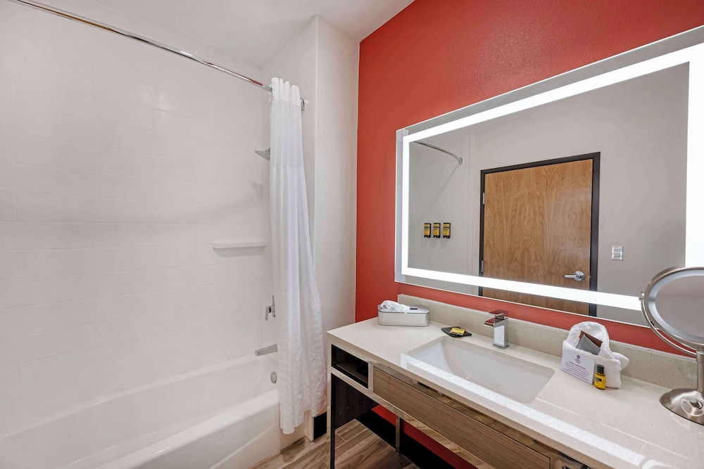 Suite, 1 King Bed, Non Smoking, Kitchen (with Single Sofabed) - Photo 7