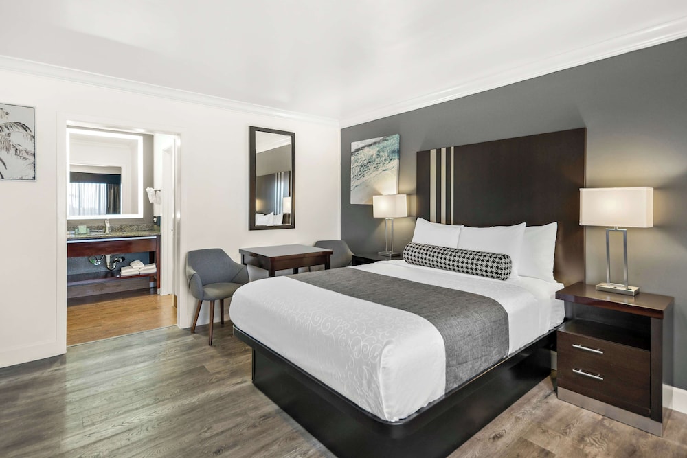 Suite, 1 King Bed, Non Smoking, Partial Ocean View photo 2