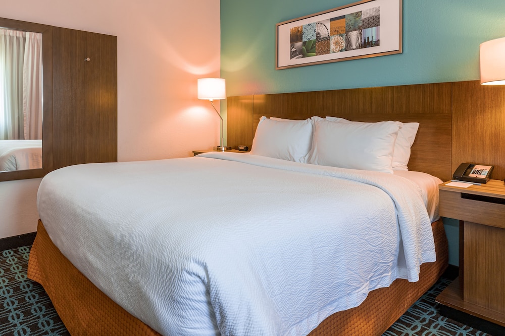 Room, 1 King Bed (Mobility/Hearing Access, Roll-In Shwr)