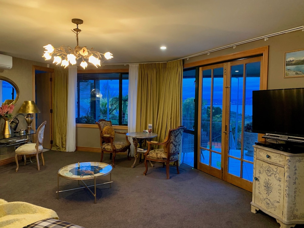 Luxury Suite, 1 King Bed, Jetted Tub, Lake View photo 3