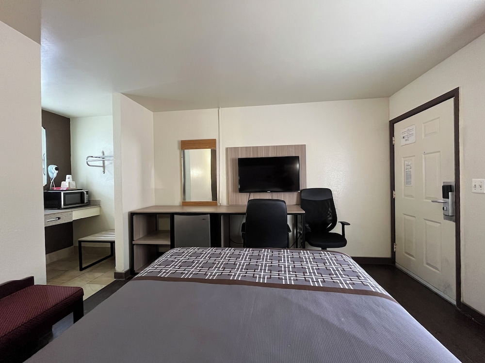 Room, 1 Queen Bed, Smoking photo 2