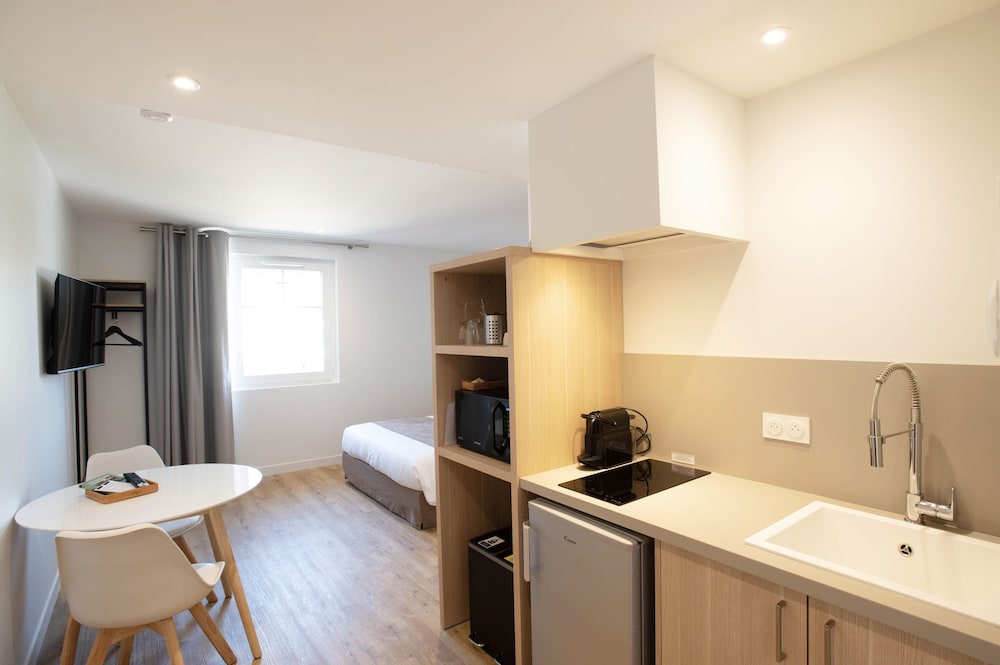 Comfort Studio, 1 Queen Bed, Courtyard View photo 3
