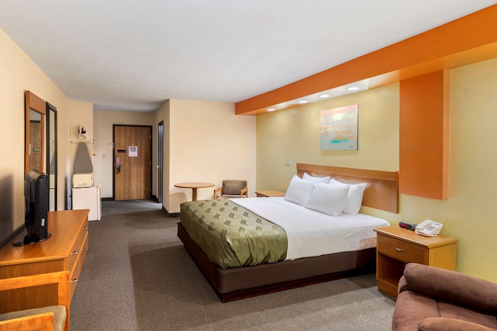 Standard Room, 1 King Bed, Non Smoking photo 3