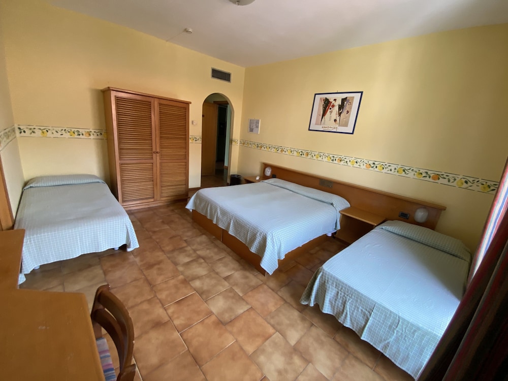 Quadruple Room - Photo 11
