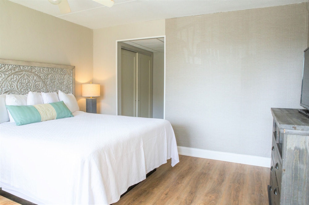 Double Room, 1 King Bed, Refrigerator & Microwave, Ocean View