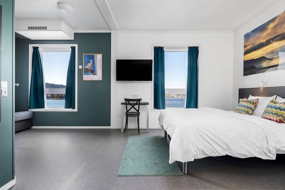 Family Room, 1 Queen Bed, Non Smoking (with Sofabed) - Photo 2