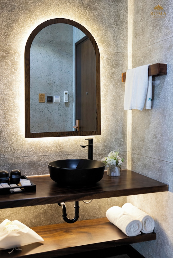 Fratello, City View, 1 Queen Bed & 2 Twin Beds with Window - Photo 6