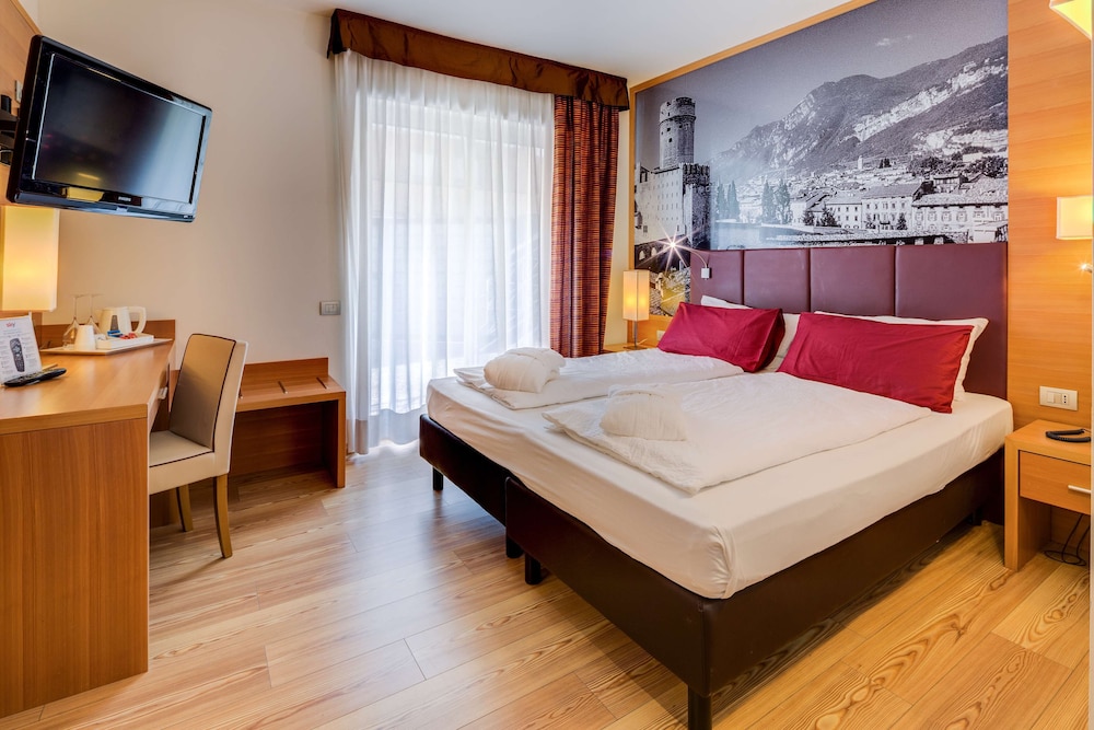 Suite, 1 King Bed with Sofa bed (Spa access) - Photo 5