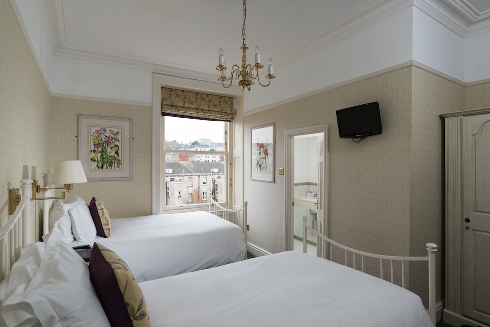 Standard Room, 2 Twin Beds, Ensuite - Photo 3