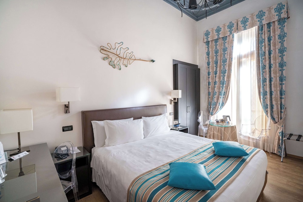 Deluxe Room, 1 Queen Bed - Photo 13