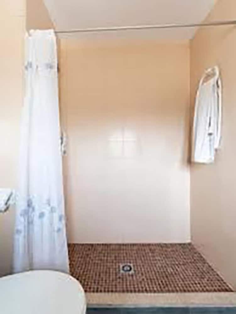 Basic Triple Room photo 3