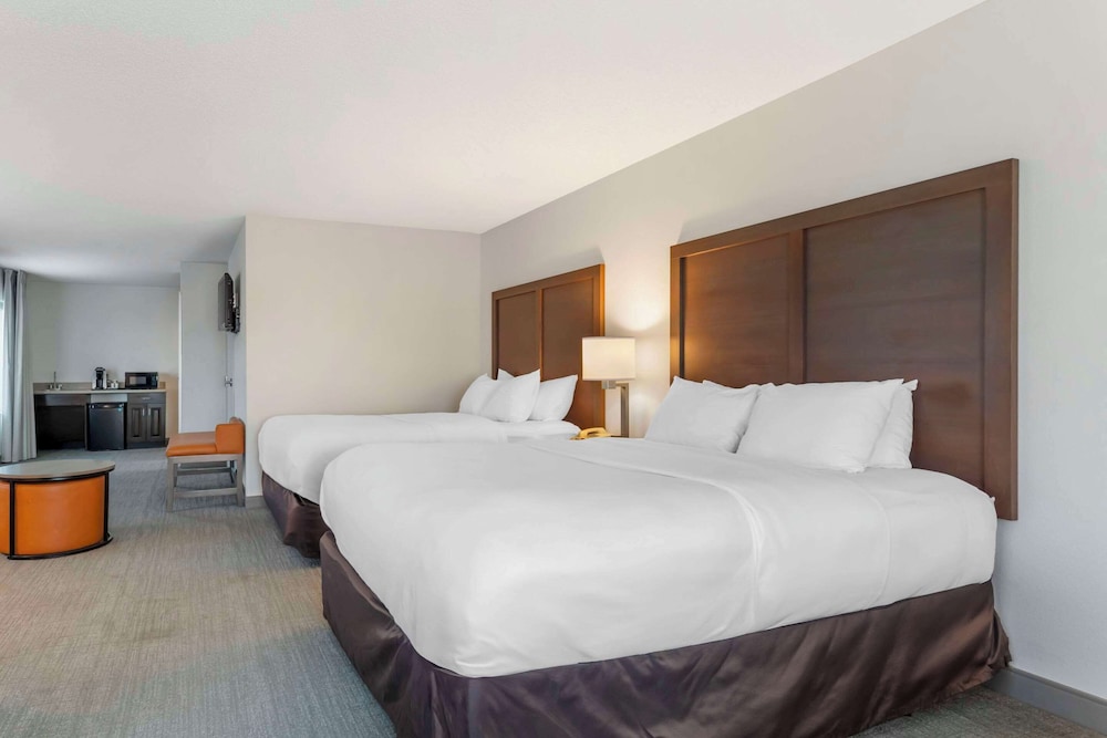 Suite, Multiple Beds, Non Smoking - Photo 1