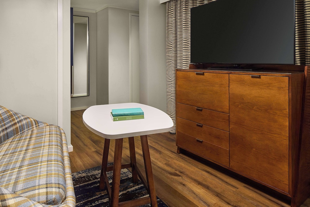 Room, 1 King Bed, Accessible (Hearing)