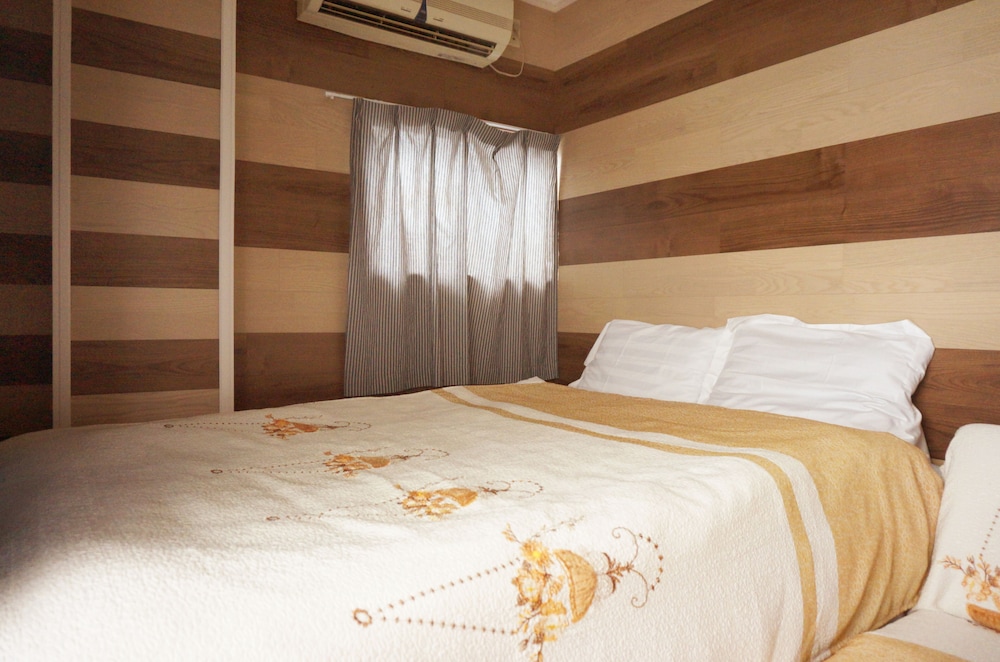 Room (402) photo 1
