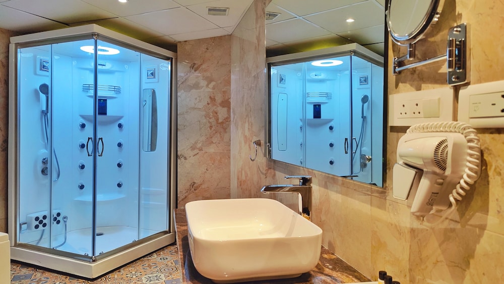 Executive Studio Suite - Photo 19