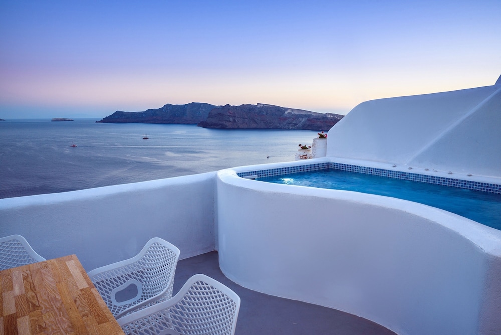 Senior Villa with Outdoor Plunge Pool and Caldera View - Photo 9
