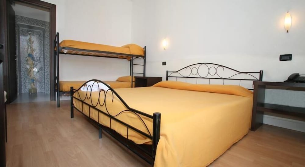 Quadruple Room - Photo 8