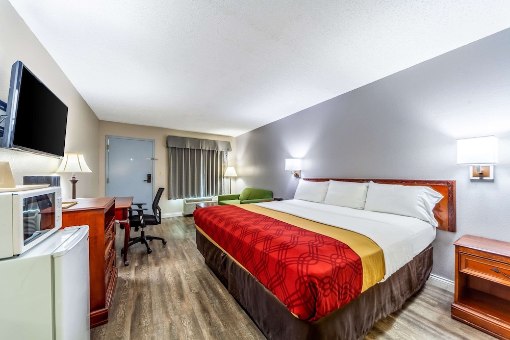 Room, 1 King Bed, Non Smoking - Photo 8