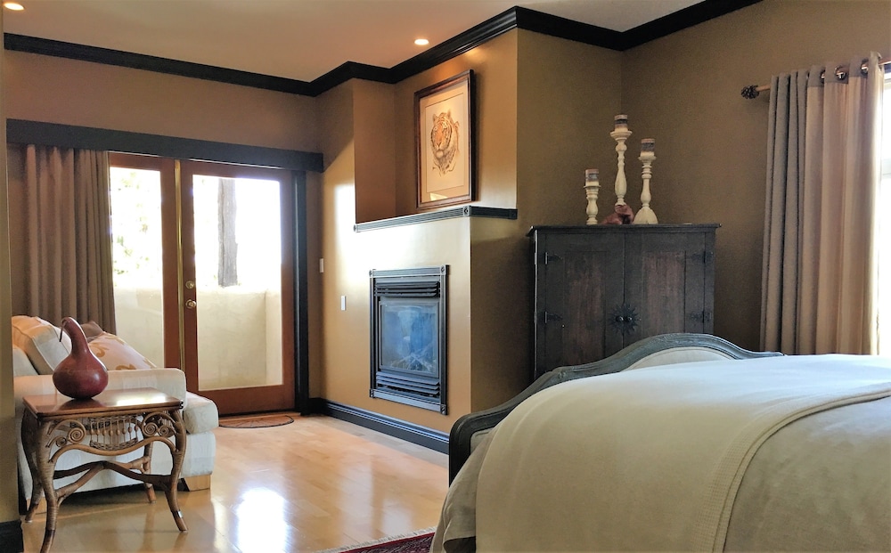 Luxury Suite, 1 Queen Bed, Mountain View