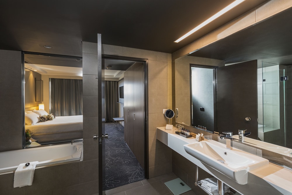 Suite with Club Lounge Access (High Floor, Late check-out) thumbnail 6