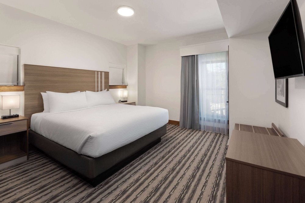 Suite, 1 King Bed with Sofa bed, Non Smoking, Corner (Lodge, Sunset View) - Photo 4