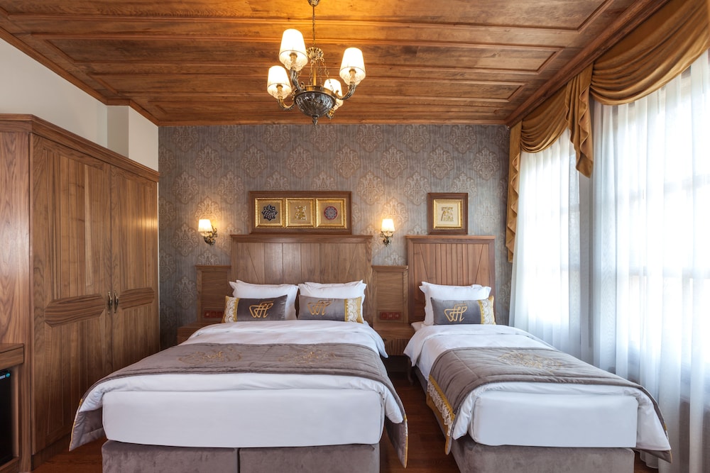 Deluxe Triple Room, City View photo 2