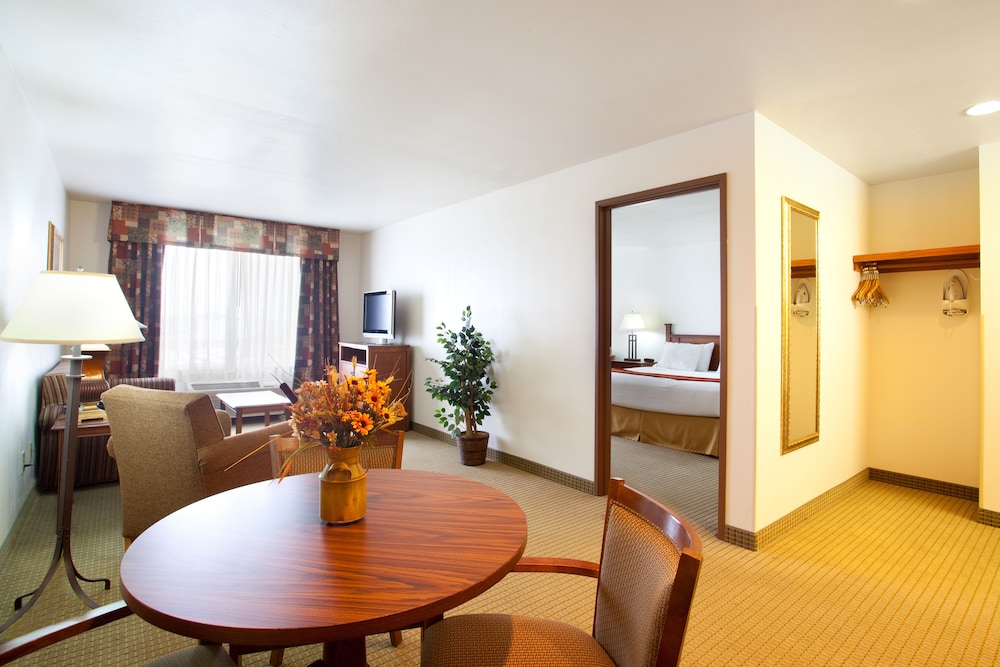Suite, 1 King Bed with Sofa bed, Corner (Wet Bar) - Photo 2