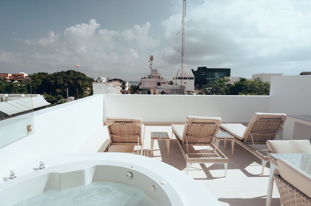 Two Bedroom Residence, Private Jacuzzi & Roof