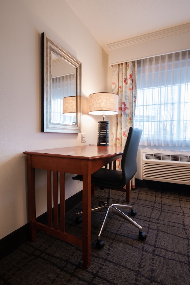 Standard Room, 1 King Bed, Non Smoking, Refrigerator - Photo 4