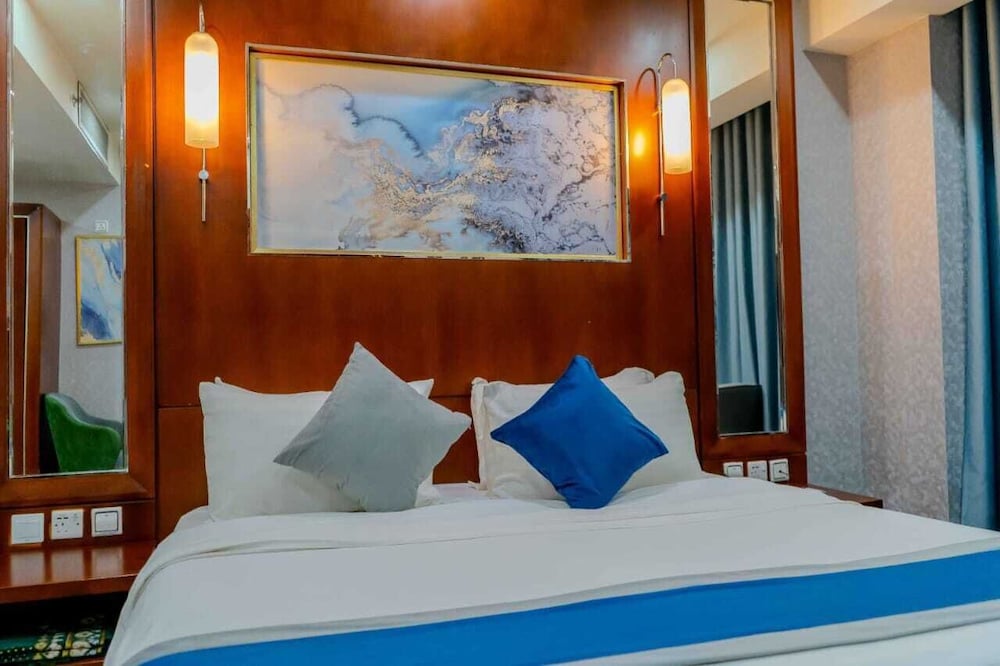 Standard Room, 1 King Bed photo 2