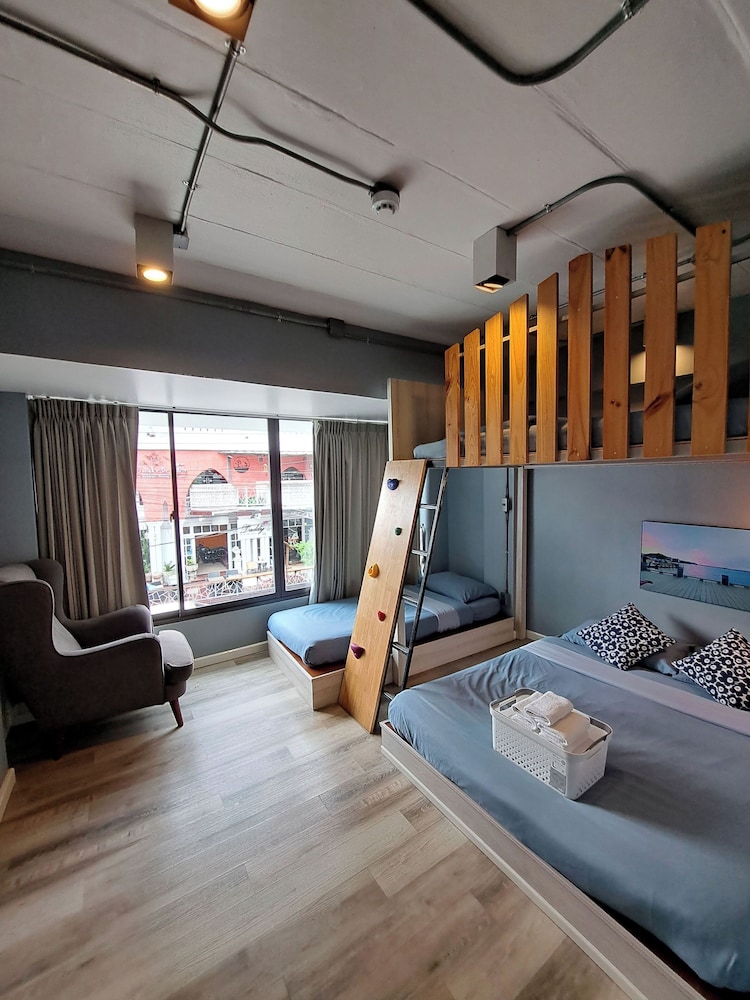 Deluxe Family Room - Photo 12