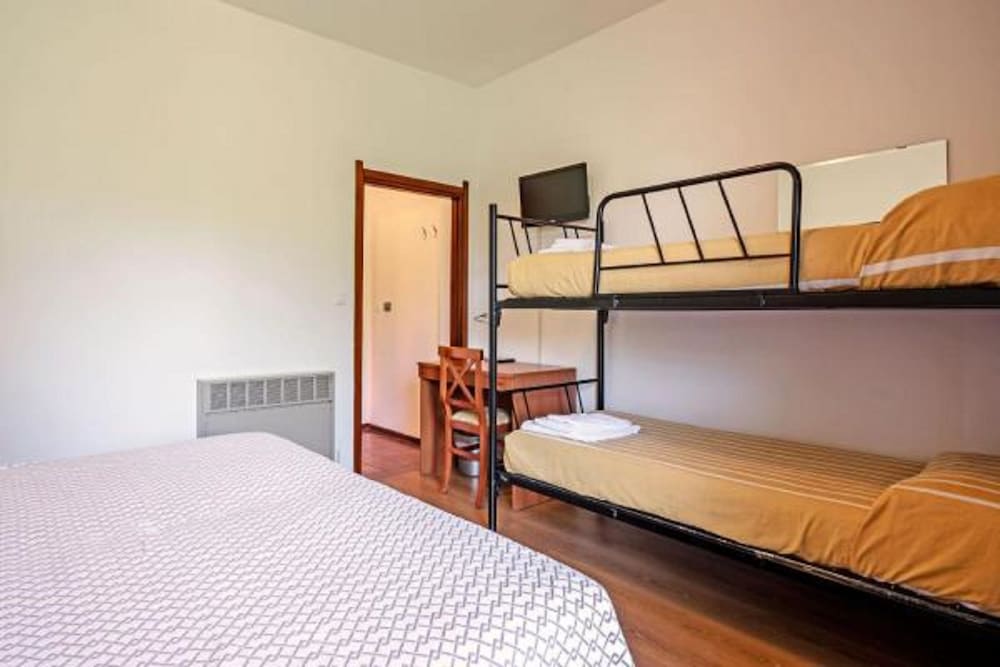Basic Quadruple Room photo 3