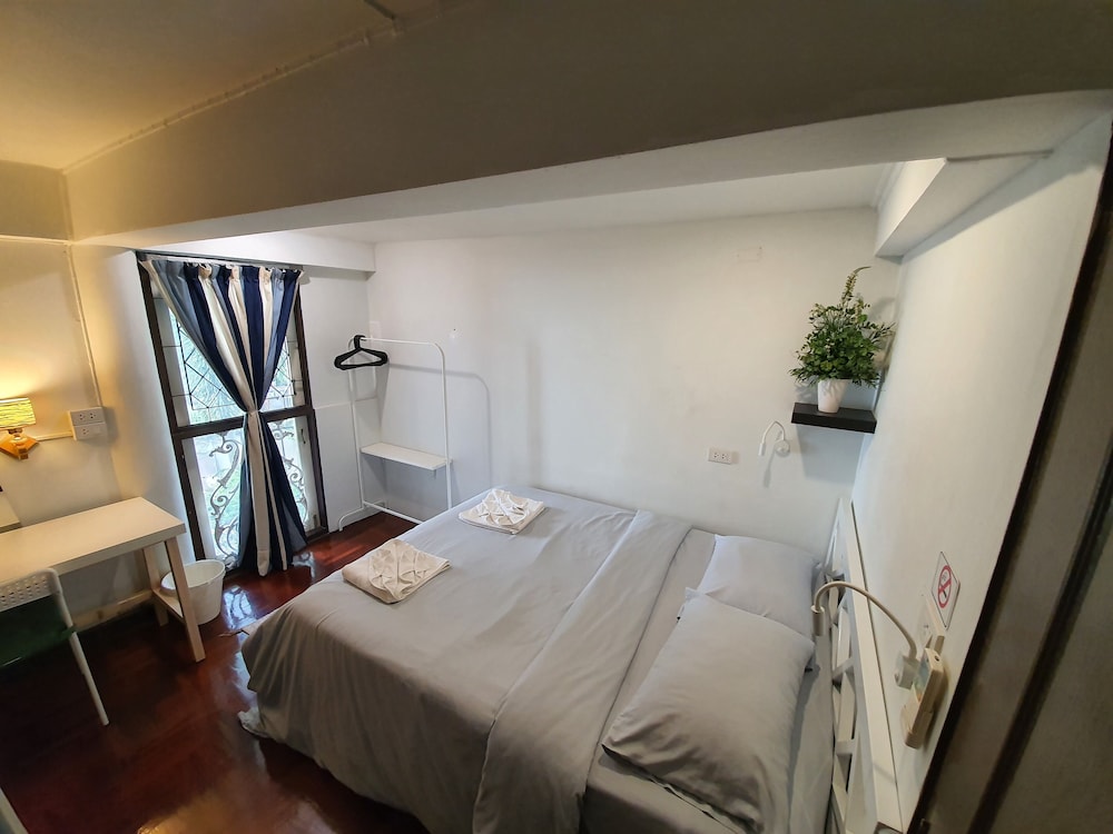 Basic Double Room, 1 Queen Bed, Shared Bathroom, Garden View photo 1