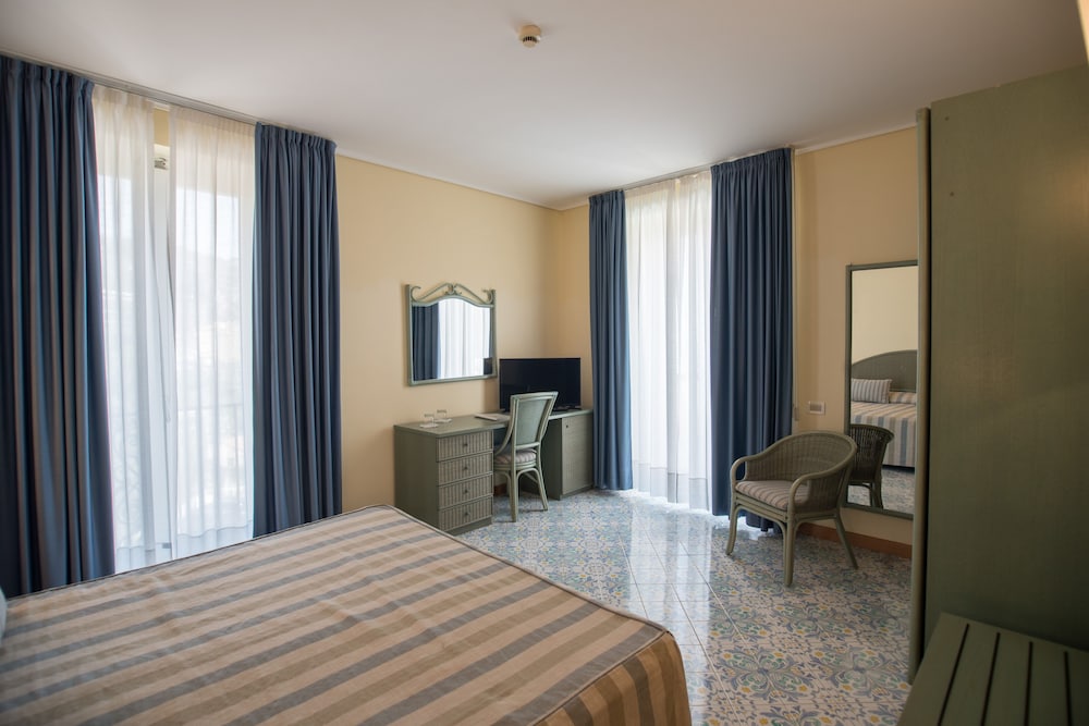Superior Double Room, Partial Sea View - Photo 2