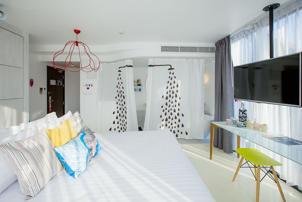 Artist Signature Room By Chalit photo 2