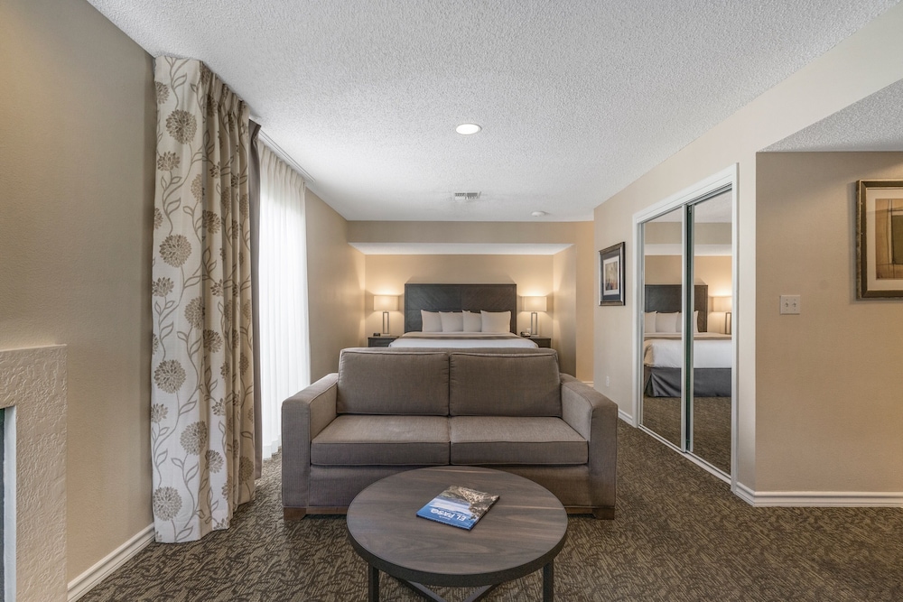 Signature Room, 1 Queen Bed - Photo 11