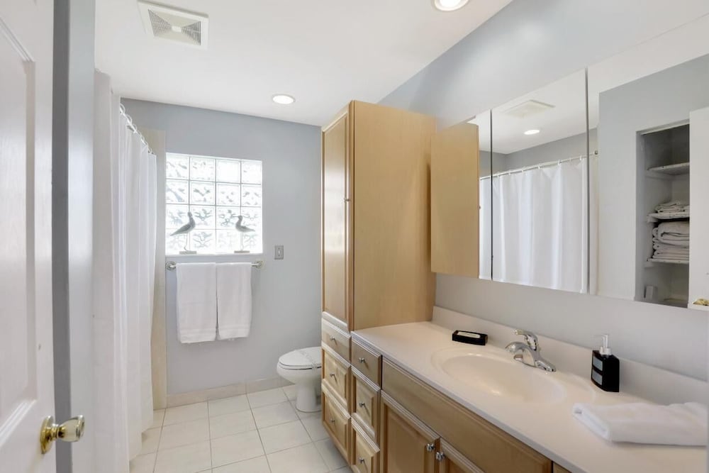 House, Multiple Beds (1268 Balboa Court) photo 2
