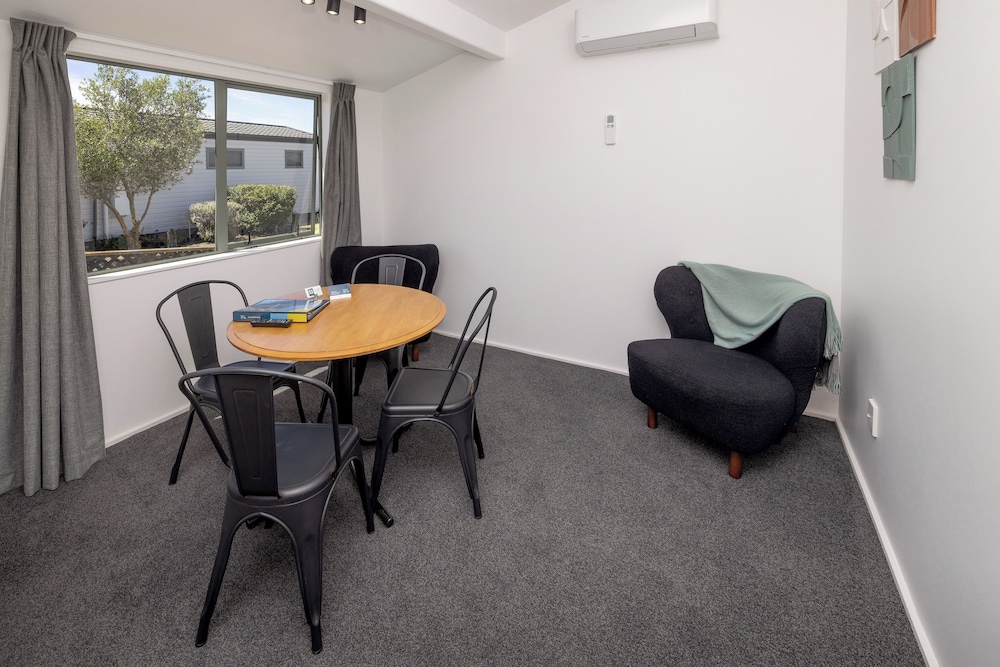 Self Contained Unit (close to the sea) photo 3