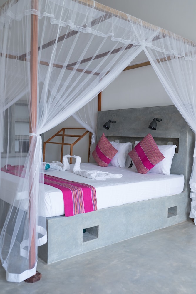 Deluxe Double Room, Private Bathroom, Pool View photo 2