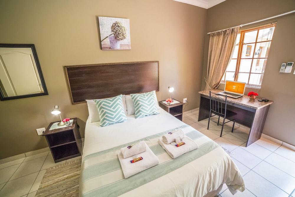 Deluxe Room, 1 Queen Bed, Non Smoking, Garden View photo 1