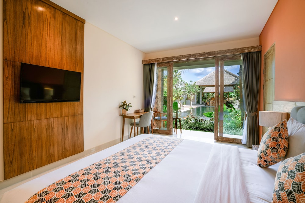 Suite, Pool View - Photo 1