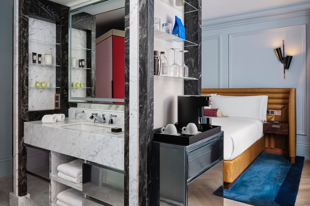 Superior Room, 1 King Bed (View, Urban) thumbnail 6