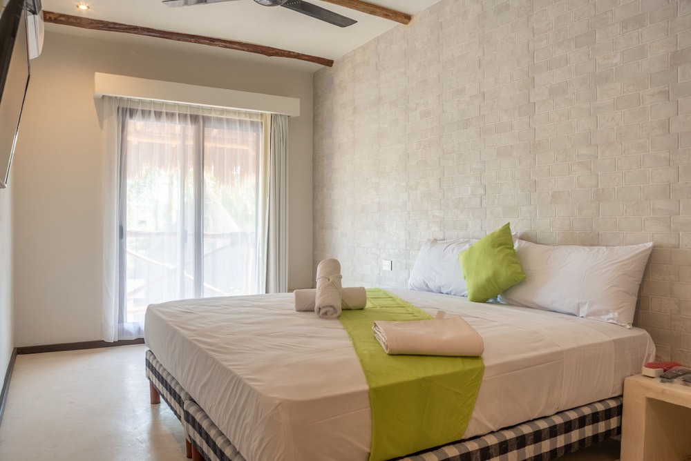 Deluxe Studio Suite, 1 King Bed, Balcony