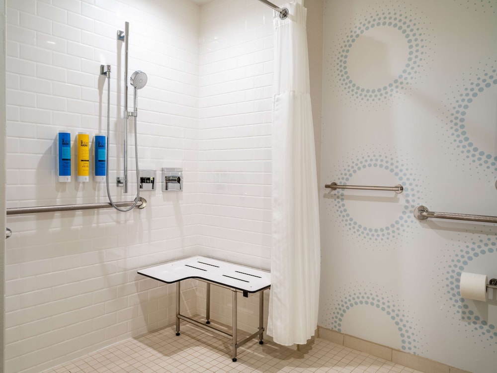 Room, 1 King Bed, Accessible (Roll-In Shower) - Photo 2