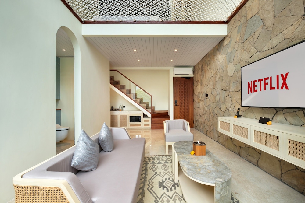 Smart Loft One Bedroom Villa with Private Pool & Jacuzzi - Photo 8