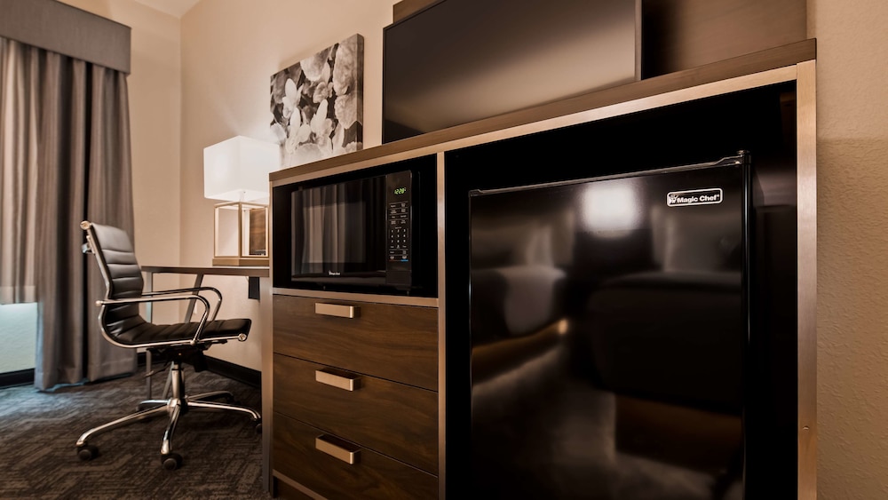 Suite, 1 King Bed, Non Smoking, Refrigerator & Microwave (with Sofabed) - Photo 3