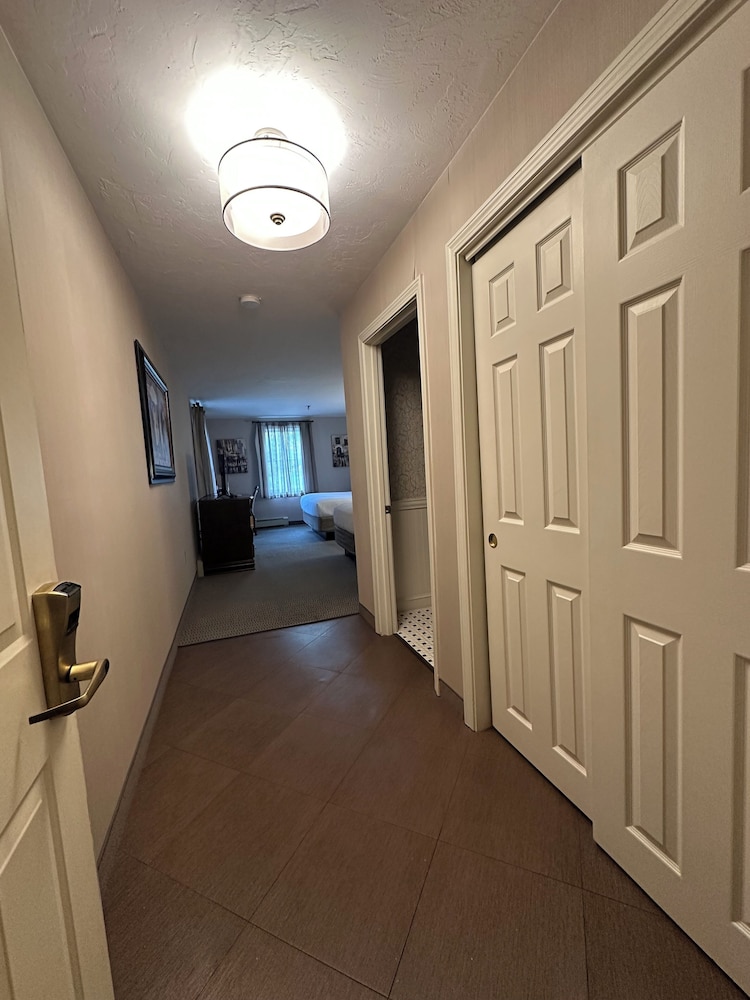 Standard Single Room, 2 Queen Beds photo 2
